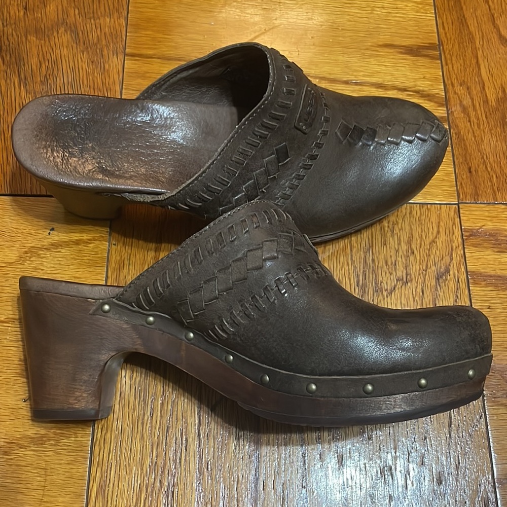 💕✨UGG Mules 💕✨ Clogs ✨💕Super cute✨💕Great Condition✨💕 Leather ✨💕 EUC ✨💕